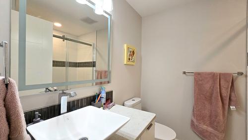 8-7373 Brooks Lane, Vernon, BC - Indoor Photo Showing Bathroom