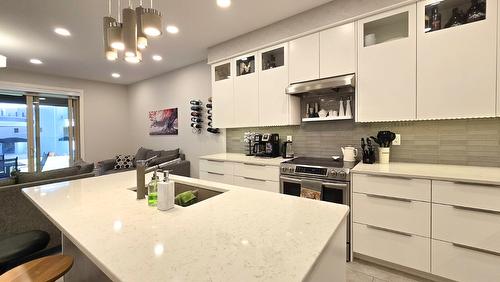 8-7373 Brooks Lane, Vernon, BC - Indoor Photo Showing Kitchen With Double Sink With Upgraded Kitchen