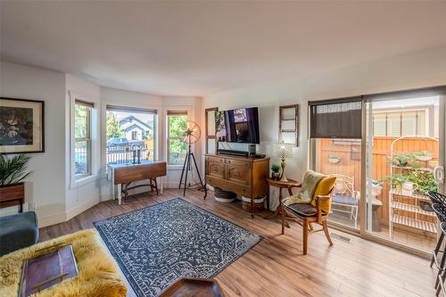 101-416 Heales Avenue, Penticton, BC - Indoor Photo Showing Living Room