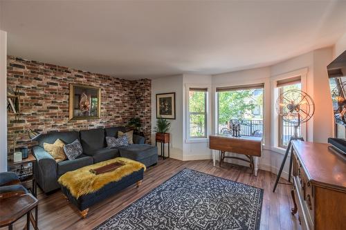 101-416 Heales Avenue, Penticton, BC - Indoor Photo Showing Living Room