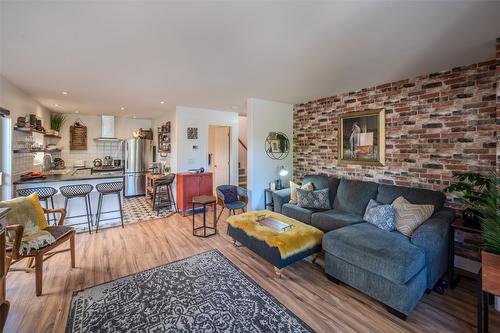 101-416 Heales Avenue, Penticton, BC - Indoor Photo Showing Living Room