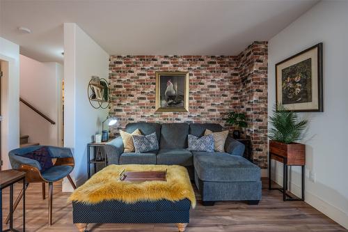 101-416 Heales Avenue, Penticton, BC - Indoor Photo Showing Living Room