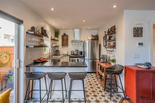 101-416 Heales Avenue, Penticton, BC - Indoor Photo Showing Kitchen