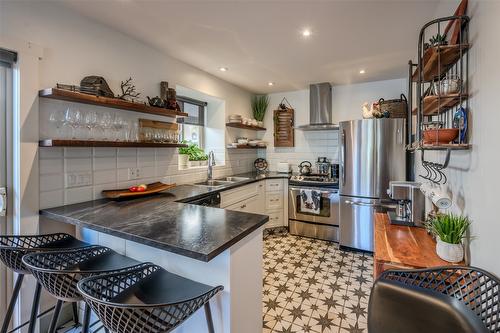 101-416 Heales Avenue, Penticton, BC - Indoor Photo Showing Kitchen With Double Sink