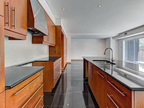 Kitchen - 3-1090 Boul. Graham, Mont-Royal, QC - Indoor Photo Showing Kitchen With Double Sink