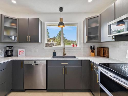 280 Gordonhorn Cres, Kamloops, BC - Indoor Photo Showing Kitchen With Upgraded Kitchen