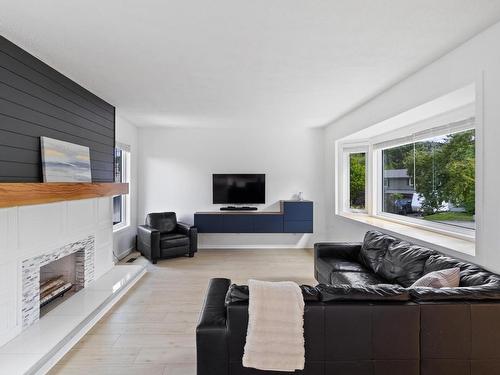 280 Gordonhorn Cres, Kamloops, BC - Indoor Photo Showing Living Room With Fireplace