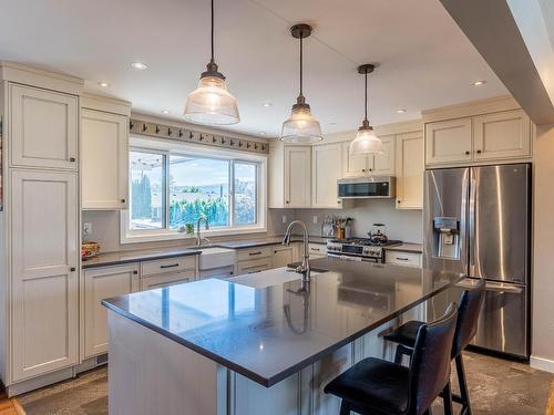 556 Montrose Cres, Kamloops, BC - Indoor Photo Showing Kitchen With Stainless Steel Kitchen With Upgraded Kitchen