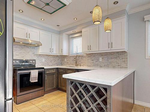 135 William Stephenson Dr, Whitby, ON - Indoor Photo Showing Kitchen With Upgraded Kitchen