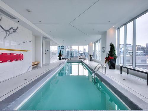 Piscine - 207-1155 Rue De La Montagne, Montréal (Ville-Marie), QC - Indoor Photo Showing Other Room With In Ground Pool