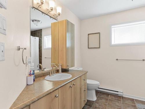 Bathroom - 218A  - 218C Rue Elm, Châteauguay, QC - Indoor Photo Showing Bathroom