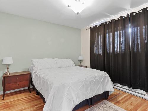 Master bedroom - 218A  - 218C Rue Elm, Châteauguay, QC - Indoor Photo Showing Bedroom