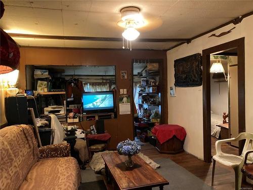 961 Elm St, Campbell River, BC - Indoor Photo Showing Living Room