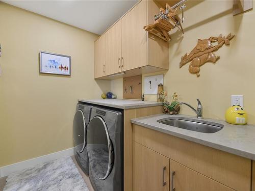 403-5388 Hill Rise Terr, Saanich, BC - Indoor Photo Showing Laundry Room