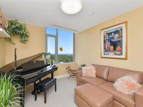 403-5388 Hill Rise Terr, Saanich, BC - Indoor Photo Showing Living Room