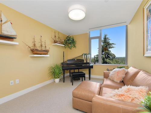 403-5388 Hill Rise Terr, Saanich, BC - Indoor Photo Showing Other Room