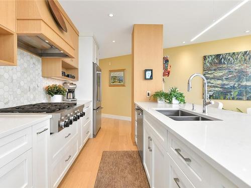 403-5388 Hill Rise Terr, Saanich, BC - Indoor Photo Showing Kitchen With Double Sink With Upgraded Kitchen