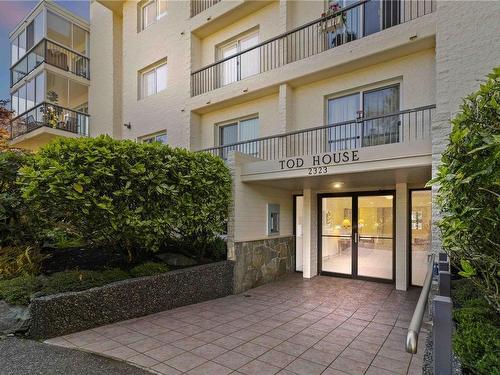 301-2323 Hamiota St, Oak Bay, BC - Outdoor