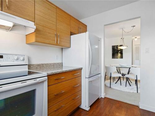 301-2323 Hamiota St, Oak Bay, BC - Indoor Photo Showing Kitchen