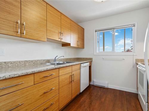 301-2323 Hamiota St, Oak Bay, BC - Indoor Photo Showing Kitchen With Double Sink