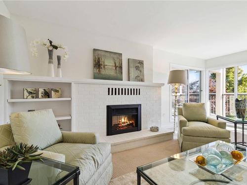 301-2323 Hamiota St, Oak Bay, BC - Indoor Photo Showing Living Room With Fireplace