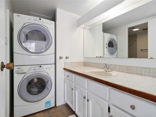 301-2323 Hamiota St, Oak Bay, BC - Indoor Photo Showing Laundry Room