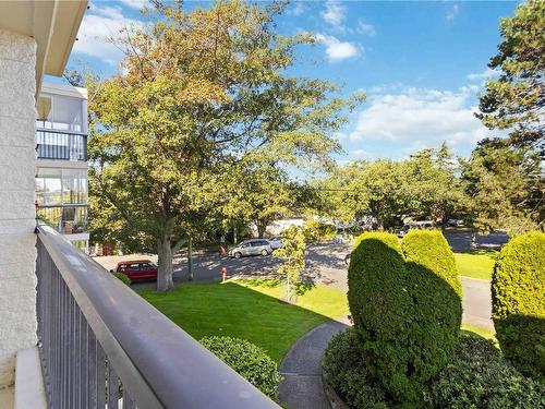 301-2323 Hamiota St, Oak Bay, BC - Outdoor