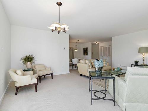 301-2323 Hamiota St, Oak Bay, BC - Indoor Photo Showing Living Room