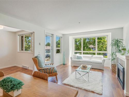 304-297 Hirst Ave, Parksville, BC - Indoor Photo Showing Living Room