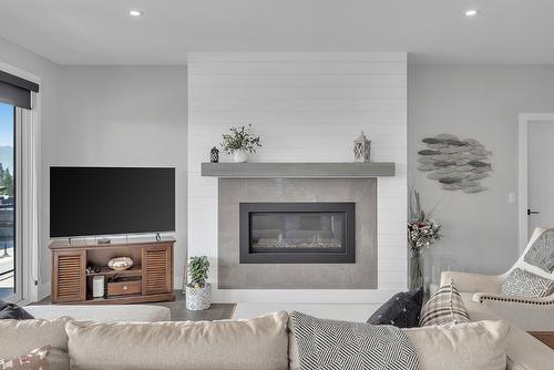 2492 Tallus Heights Lane, West Kelowna, BC - Indoor Photo Showing Living Room With Fireplace