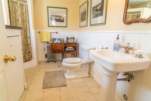 2691 Abbott Street, Kelowna, BC - Indoor Photo Showing Bathroom