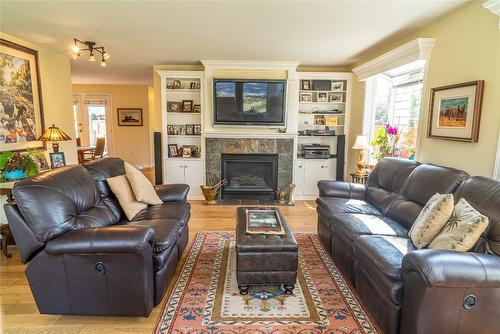 2691 Abbott Street, Kelowna, BC - Indoor Photo Showing Living Room With Fireplace