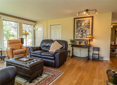 2691 Abbott Street, Kelowna, BC - Indoor Photo Showing Living Room