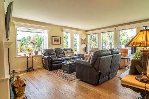 2691 Abbott Street, Kelowna, BC - Indoor Photo Showing Living Room