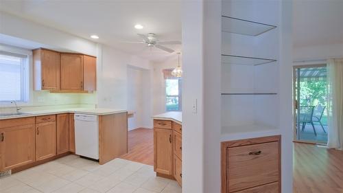 342-550 Yates Road, Kelowna, BC - Indoor Photo Showing Kitchen