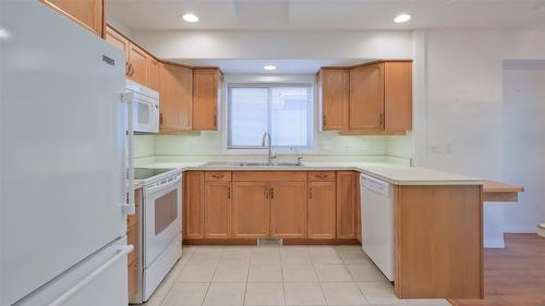 342-550 Yates Road, Kelowna, BC - Indoor Photo Showing Kitchen With Double Sink