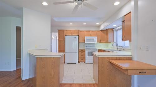 342-550 Yates Road, Kelowna, BC - Indoor Photo Showing Kitchen