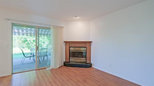 342-550 Yates Road, Kelowna, BC - Indoor With Fireplace