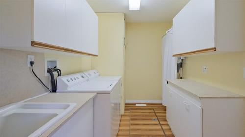 342-550 Yates Road, Kelowna, BC - Indoor Photo Showing Laundry Room