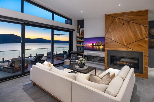 3354 Mckinley Beach Drive, Kelowna, BC - Indoor Photo Showing Living Room With Fireplace