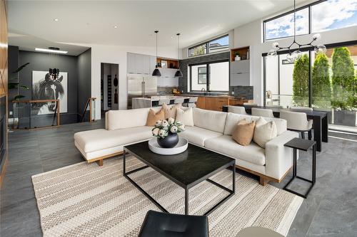 3354 Mckinley Beach Drive, Kelowna, BC - Indoor Photo Showing Living Room