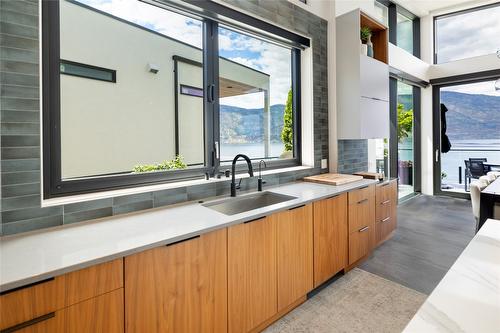 3354 Mckinley Beach Drive, Kelowna, BC - Indoor Photo Showing Kitchen