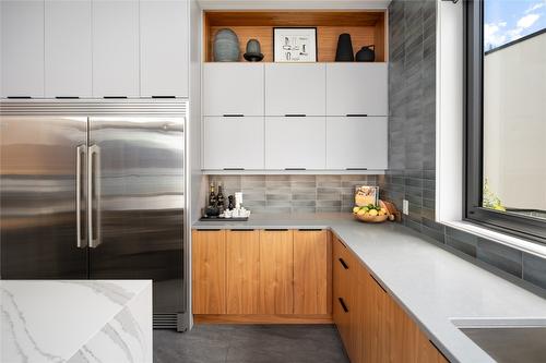 3354 Mckinley Beach Drive, Kelowna, BC - Indoor Photo Showing Kitchen