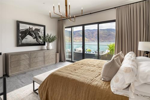 3354 Mckinley Beach Drive, Kelowna, BC - Indoor Photo Showing Bedroom