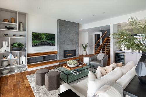 3354 Mckinley Beach Drive, Kelowna, BC - Indoor Photo Showing Living Room With Fireplace