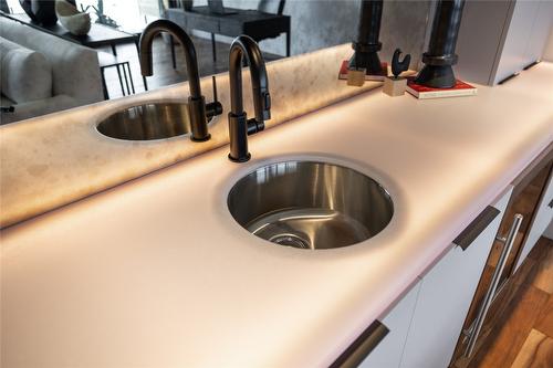 3354 Mckinley Beach Drive, Kelowna, BC - Indoor Photo Showing Kitchen