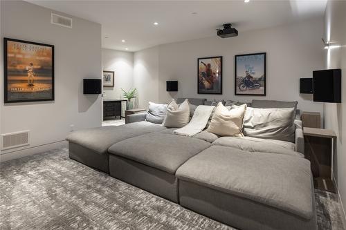 3354 Mckinley Beach Drive, Kelowna, BC - Indoor Photo Showing Living Room