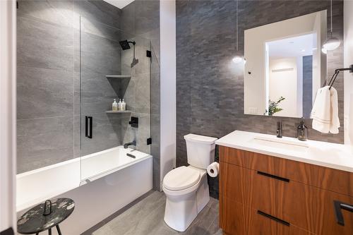 3354 Mckinley Beach Drive, Kelowna, BC - Indoor Photo Showing Bathroom