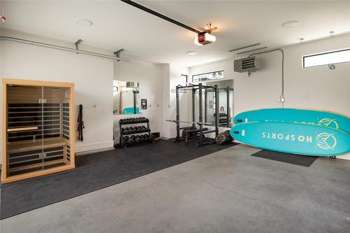 3354 Mckinley Beach Drive, Kelowna, BC - Indoor Photo Showing Garage