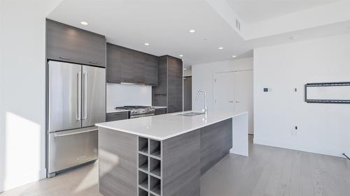 2105-1181 Sunset Drive, Kelowna, BC - Indoor Photo Showing Kitchen With Stainless Steel Kitchen